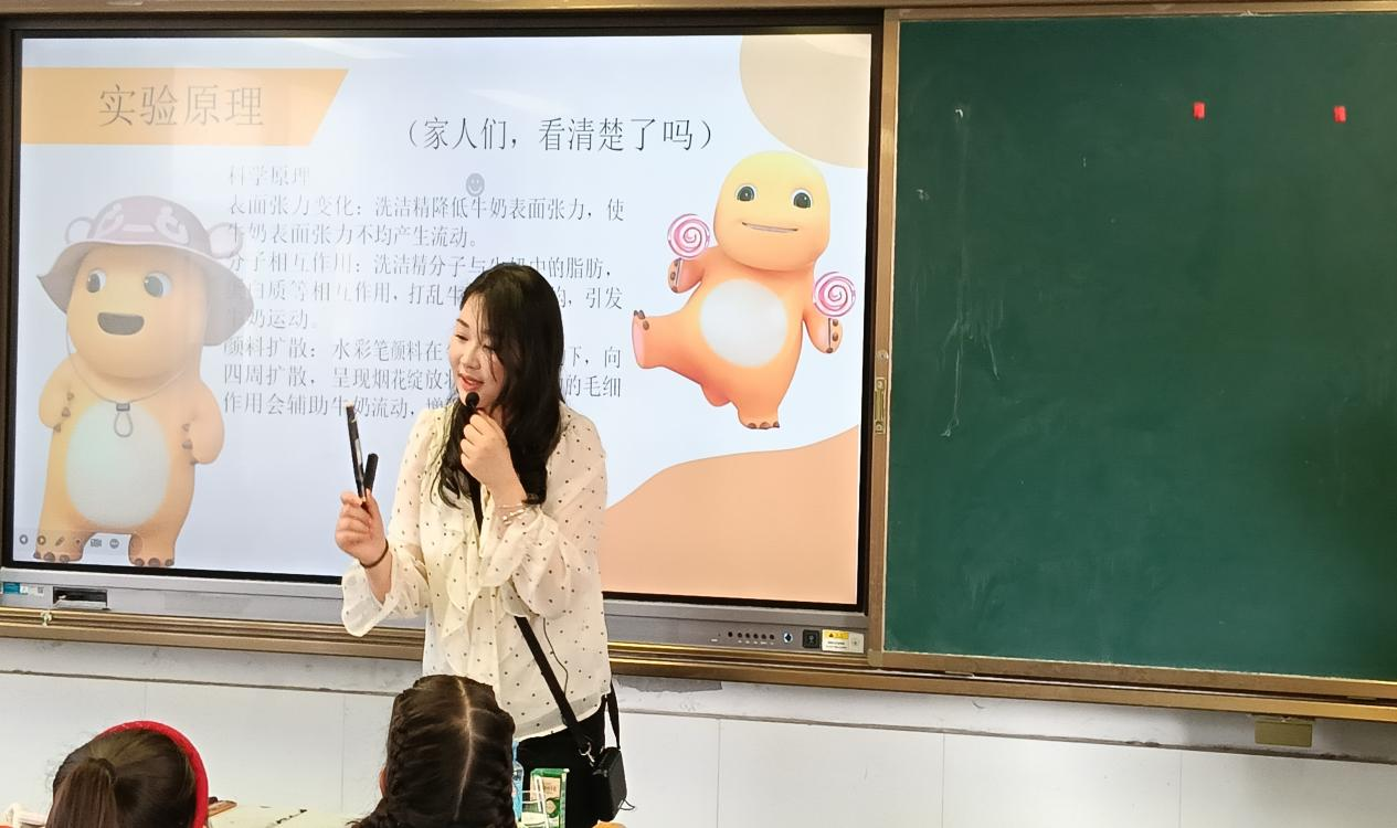 教育学院:趣味科学进校园 点亮童心科学梦 2025级小学教育专业高专1班走进湖心路小学 践行实践育人理念